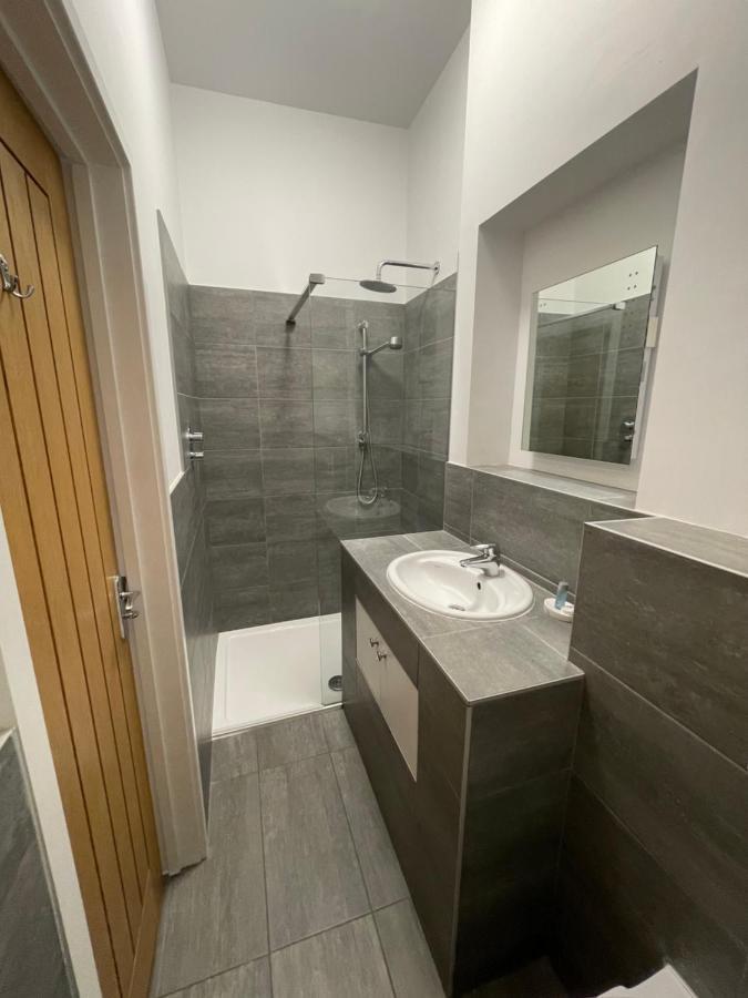 The Queen Matilda Country Rooms Avening المظهر الخارجي الصورة